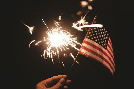 lucecita y bandera de Estados Unidos para celebrar un día feriado